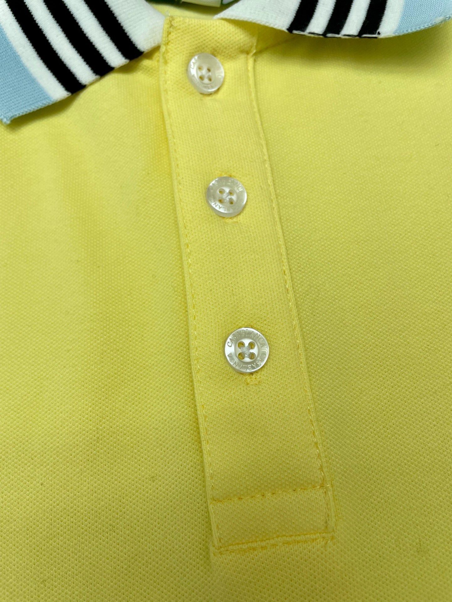 Gelbes und schwarzes Polo
