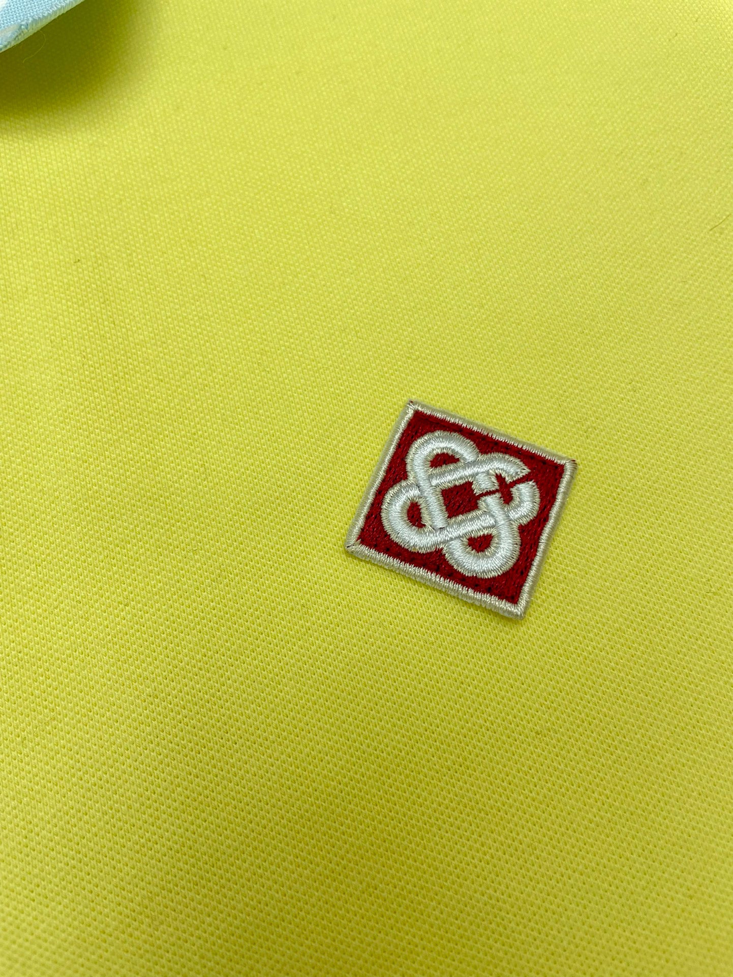 Gelbes und schwarzes Polo