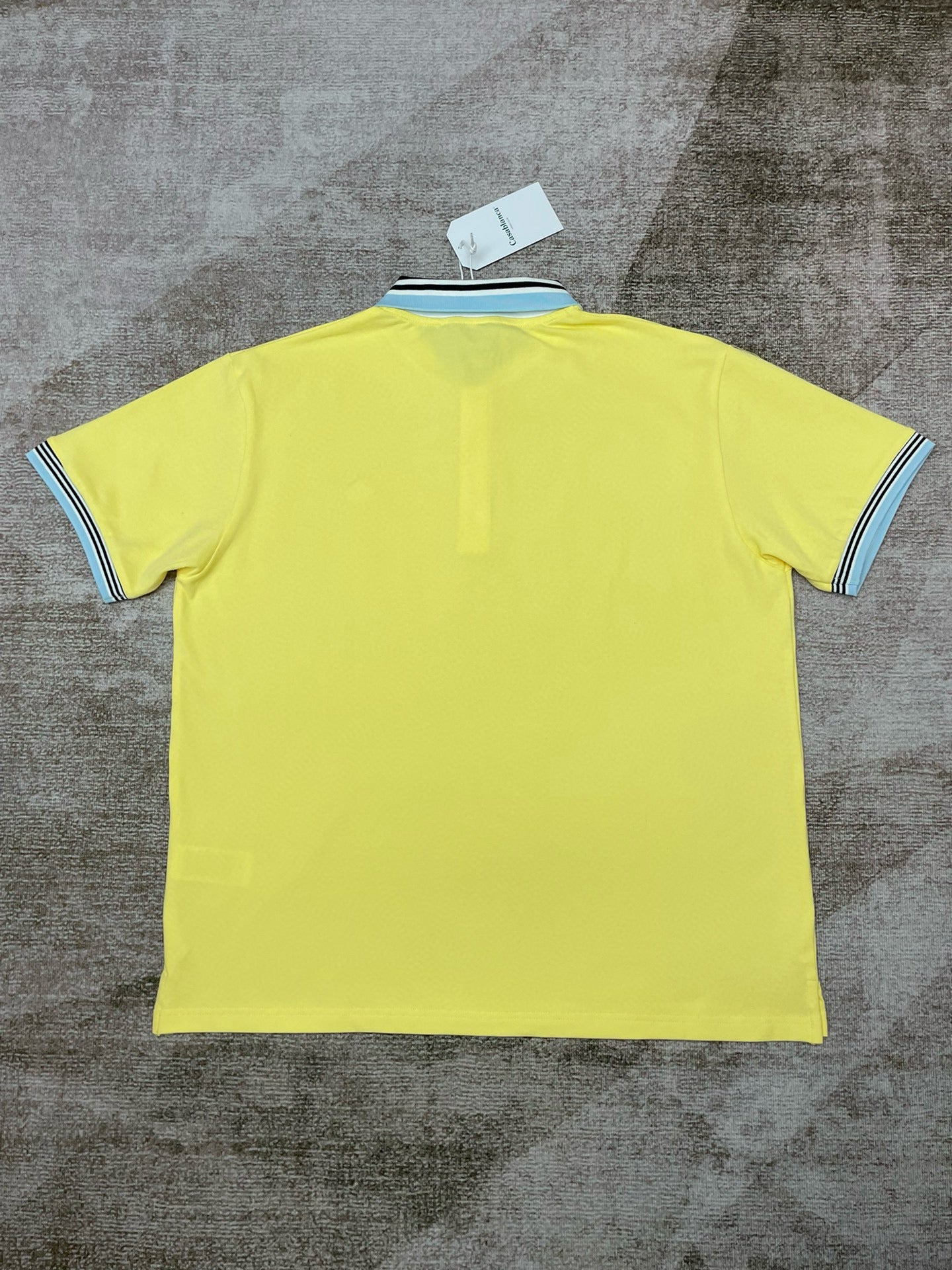 Gelbes und schwarzes Polo