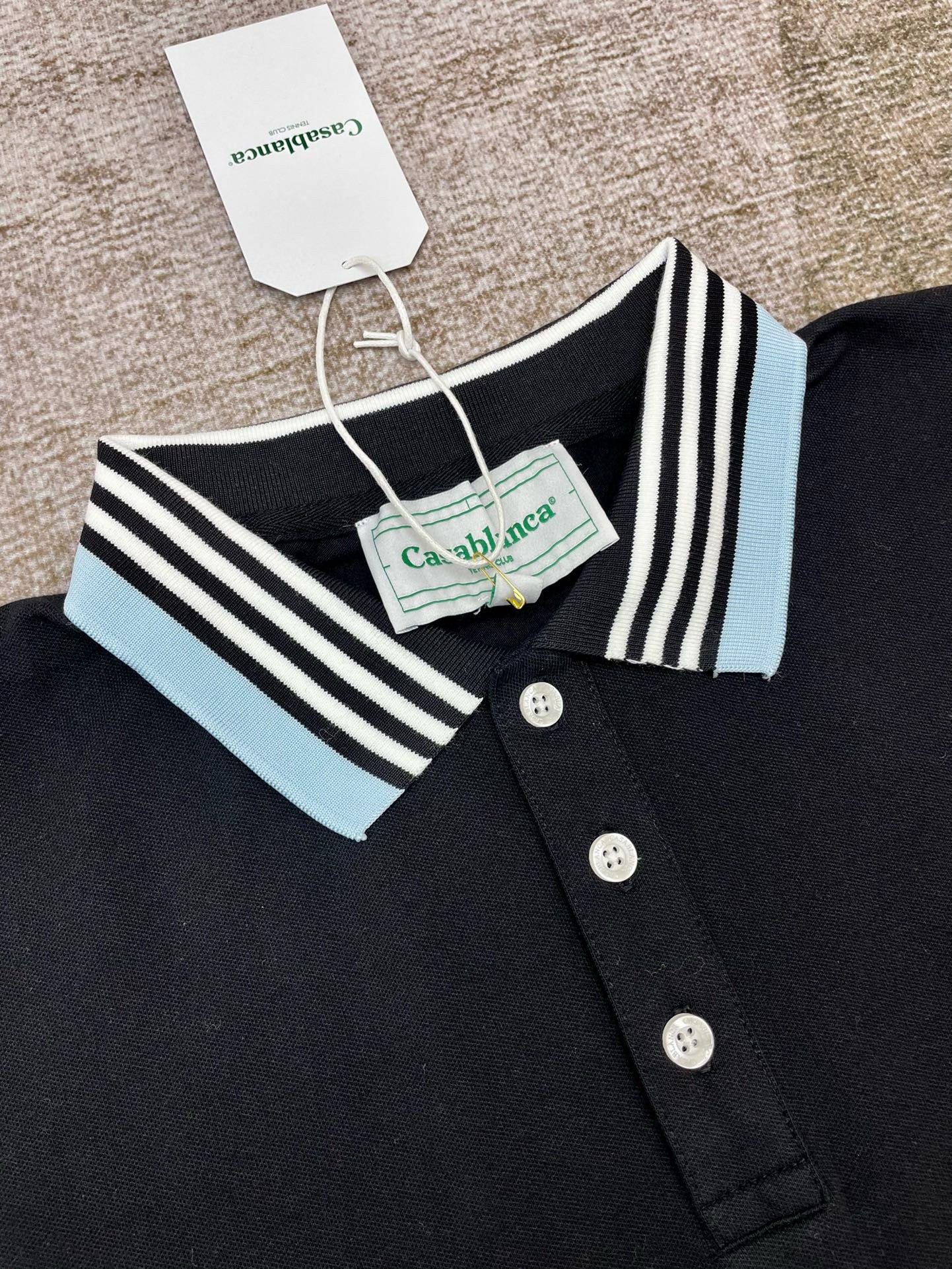 Gelbes und schwarzes Polo