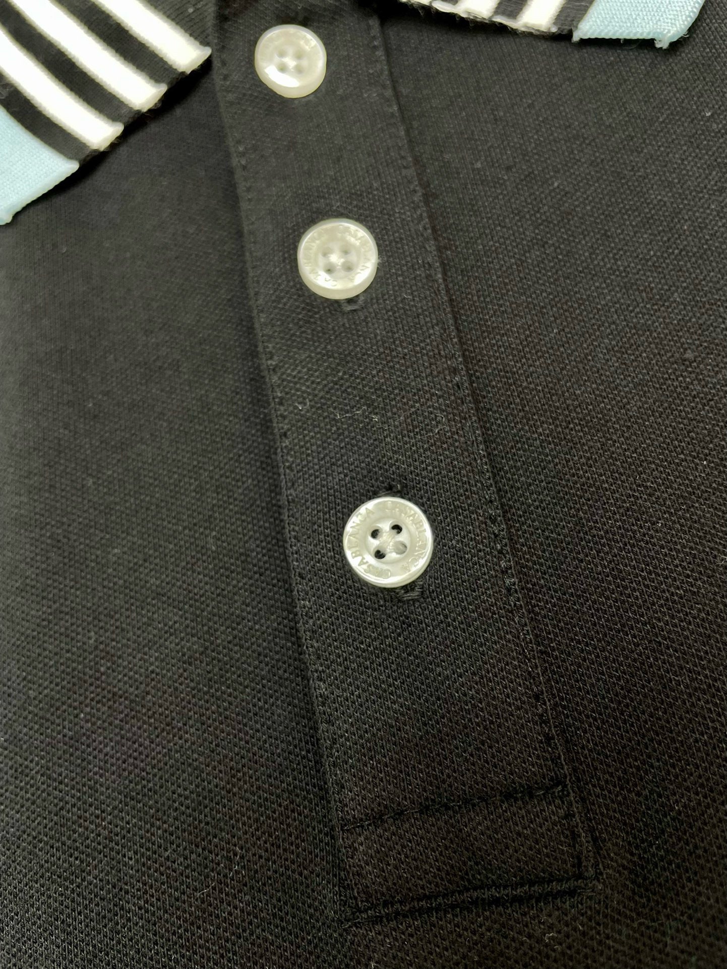 Gelbes und schwarzes Polo