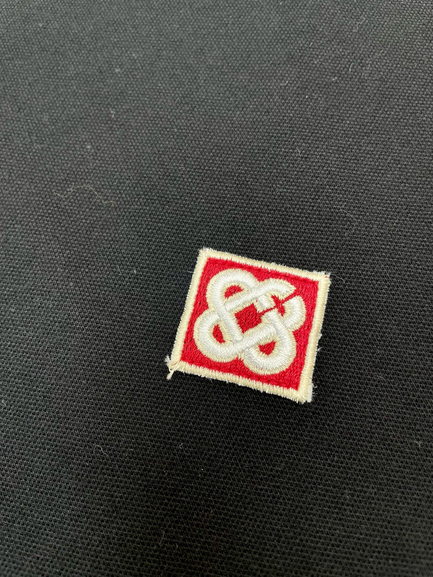 Gelbes und schwarzes Polo