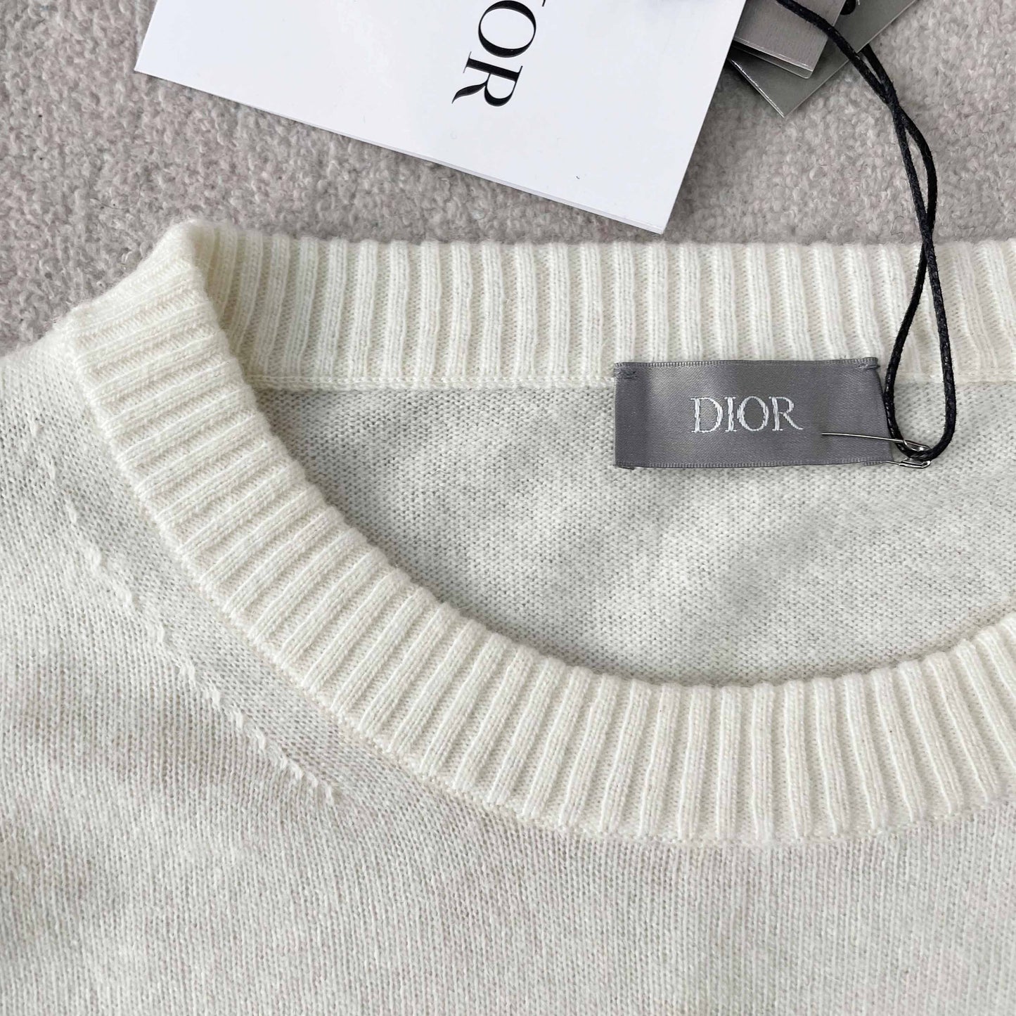 weißes und blaues Sweatshirt