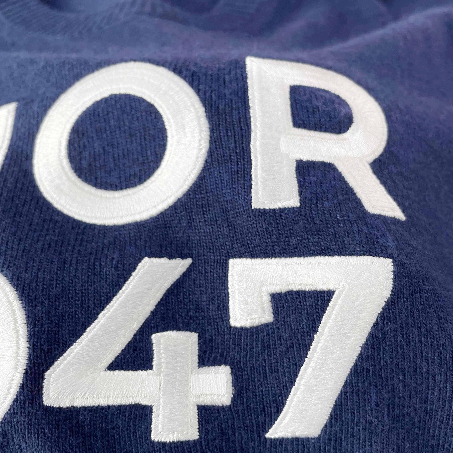 weißes und blaues Sweatshirt