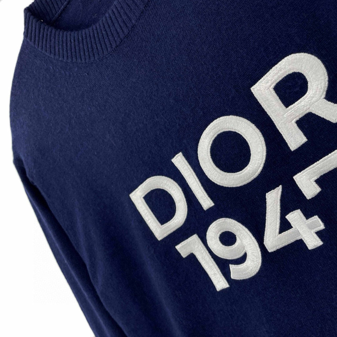 weißes und blaues Sweatshirt