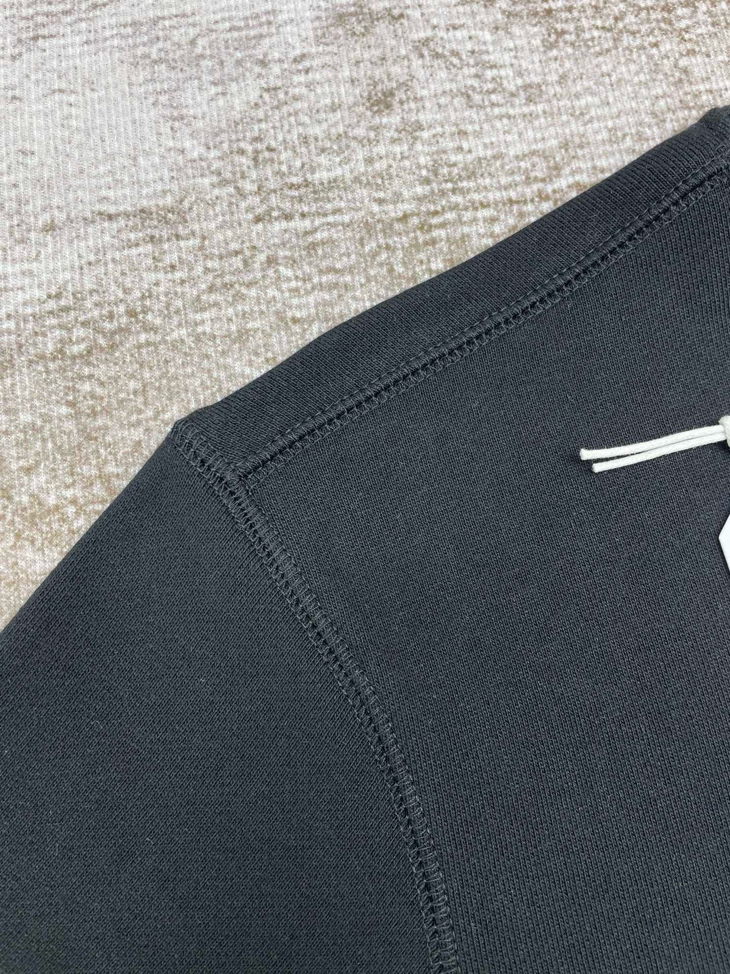 Schwarz-weißes Sweatshirt