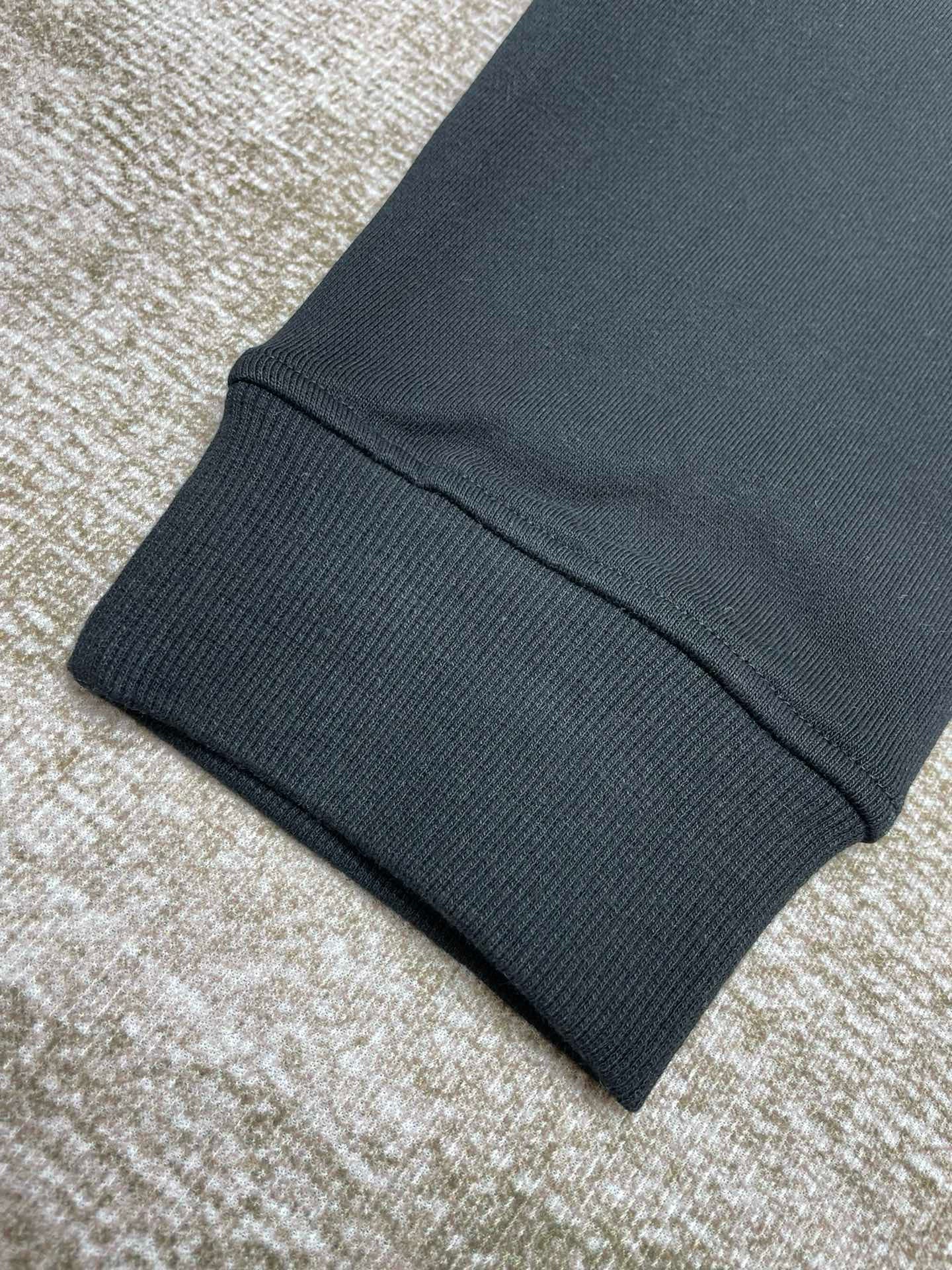 Schwarz-weißes Sweatshirt