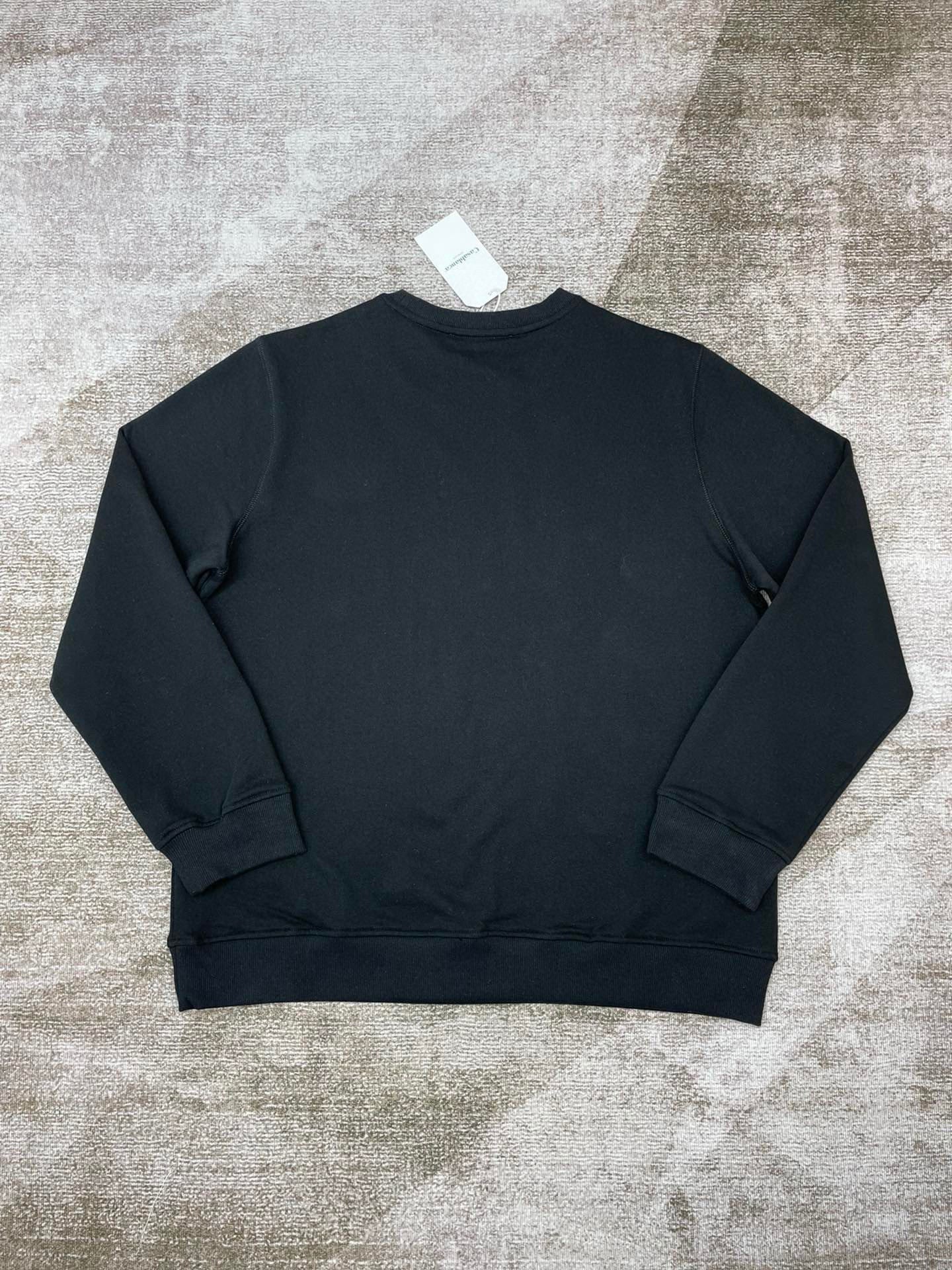 Schwarz-weißes Sweatshirt