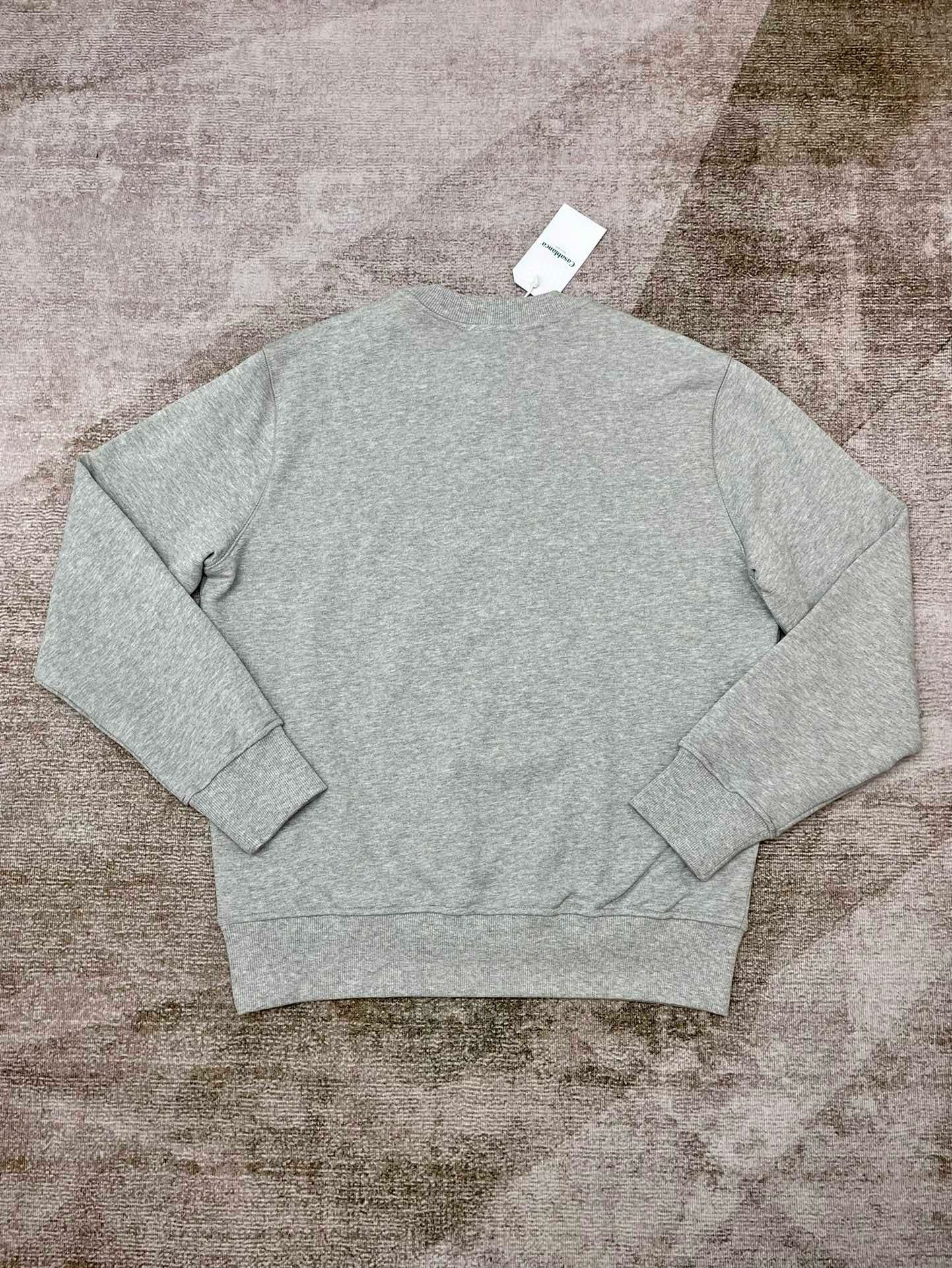 Graues und weißes Sweatshirt