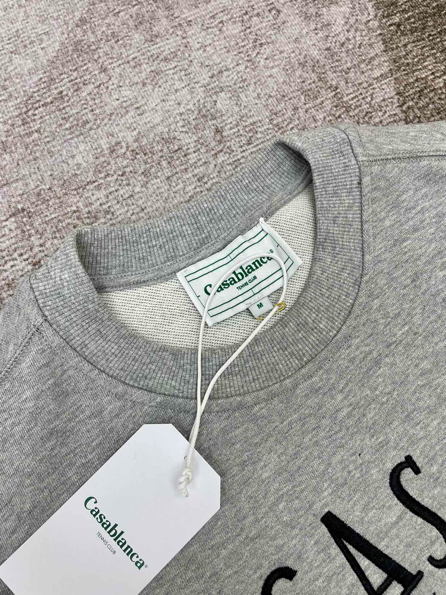 Graues und weißes Sweatshirt