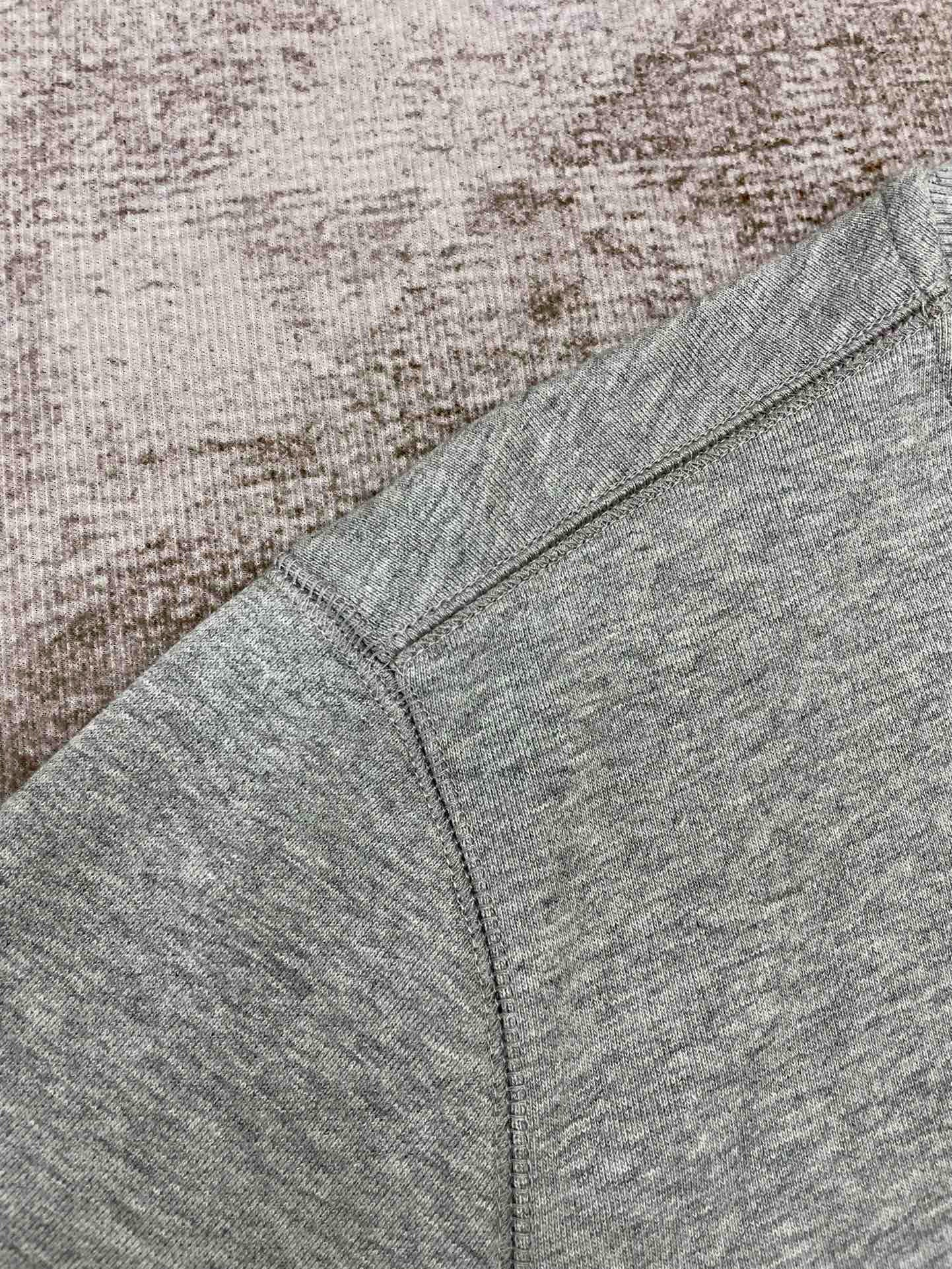 Graues und weißes Sweatshirt
