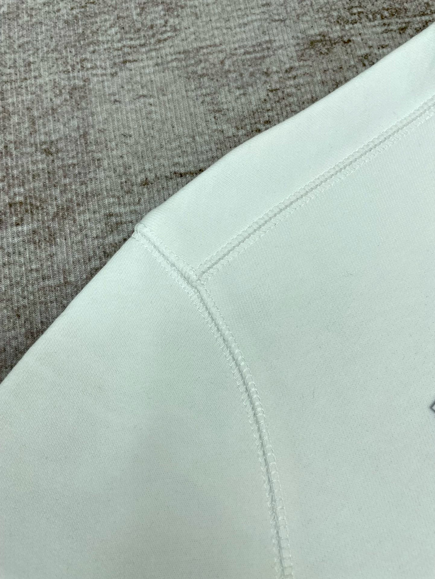 Graues und weißes Sweatshirt
