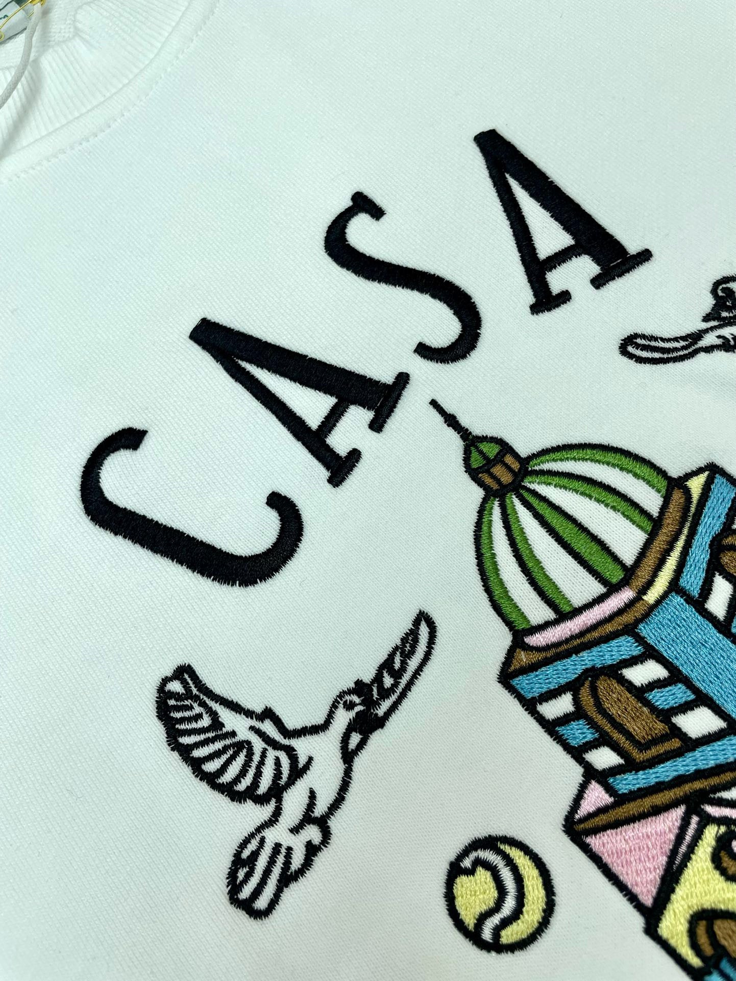 Graues und weißes Sweatshirt
