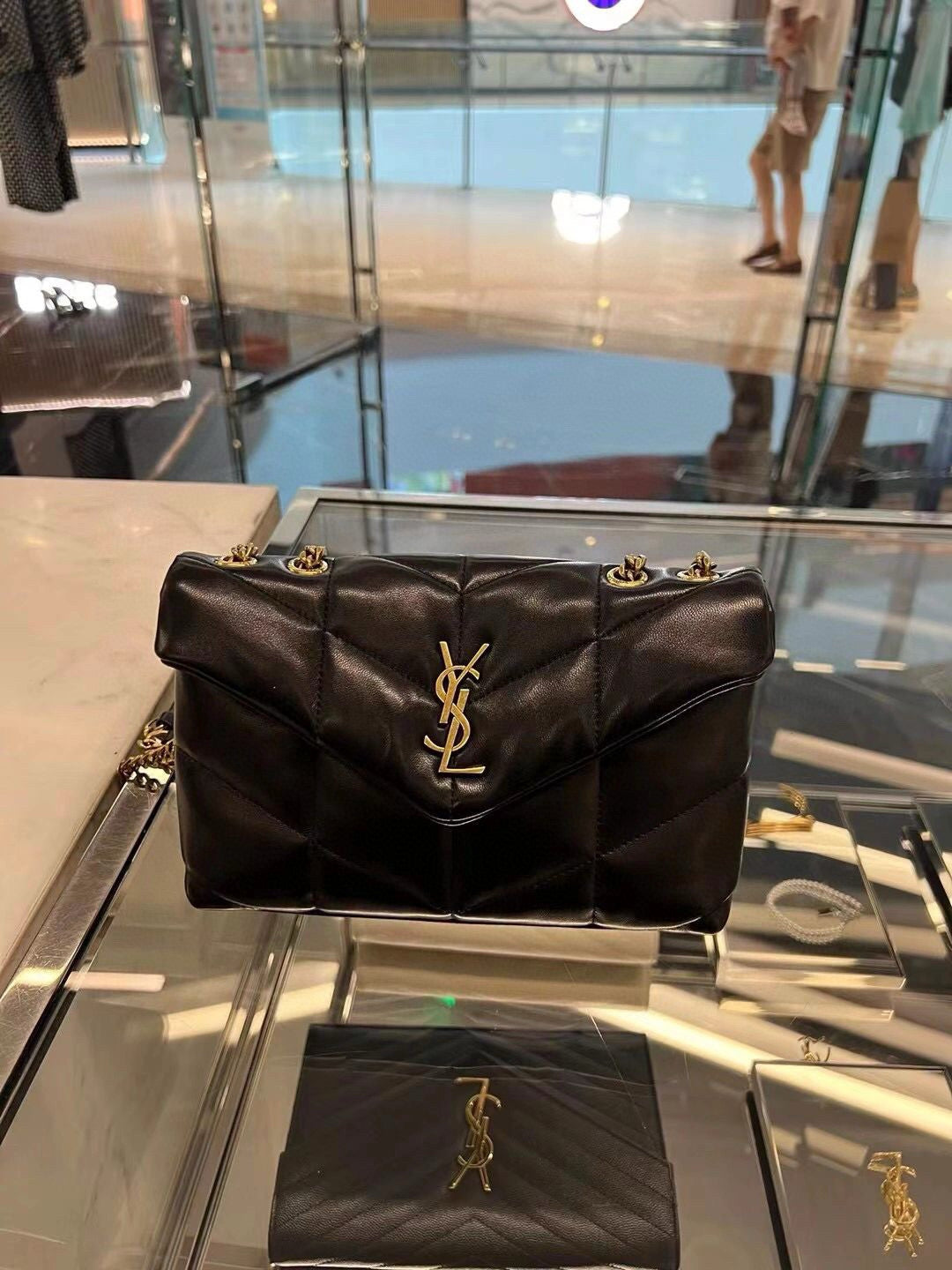 Schwarze und khakifarbene Tasche