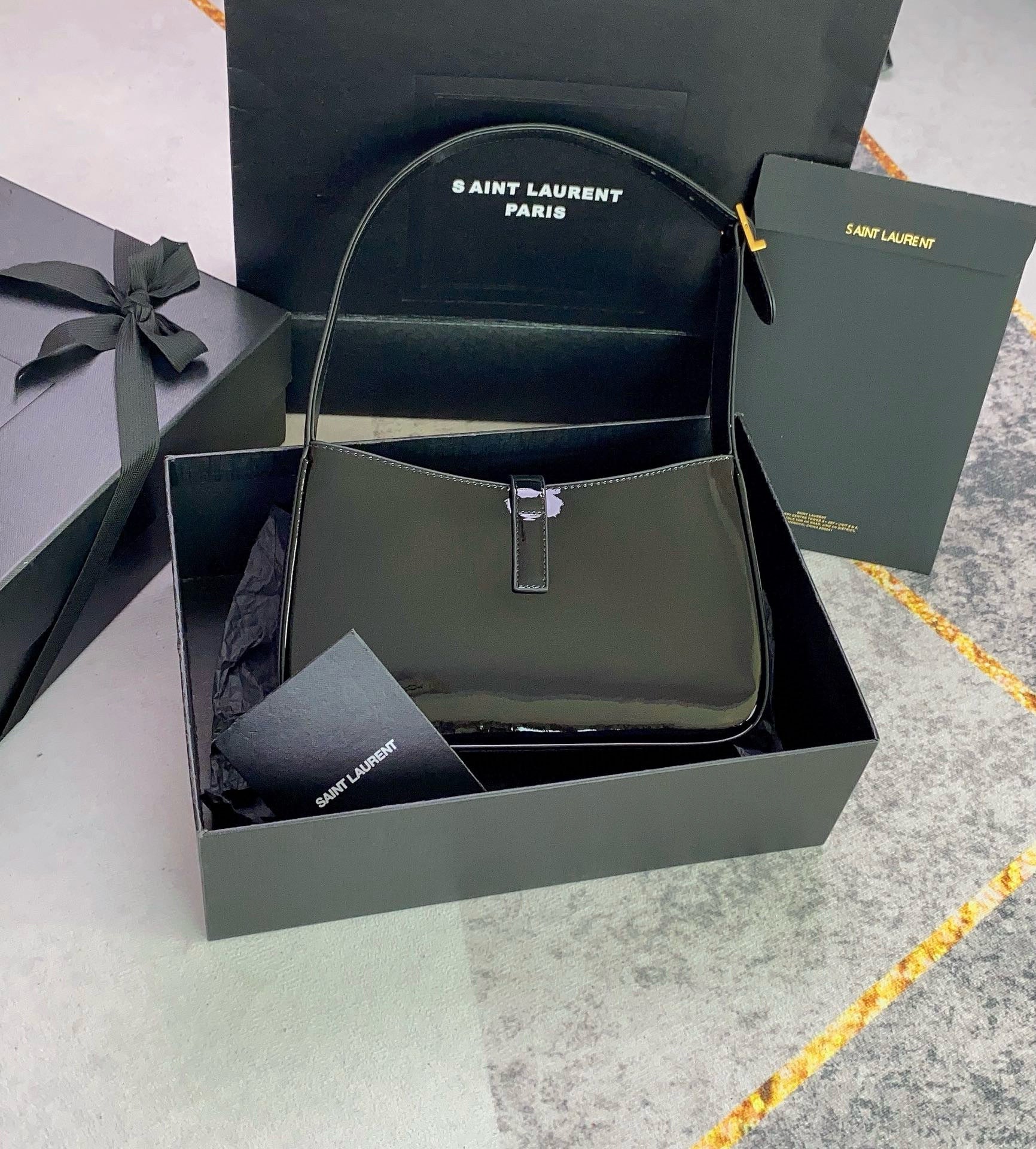 Schwarz-weiß-grüne Tasche