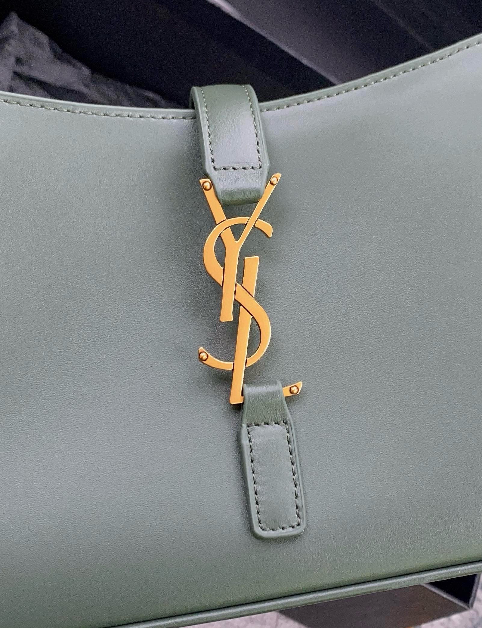 Schwarz-weiß-grüne Tasche