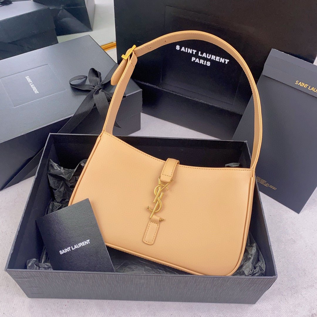 Braune und hellorange Tasche