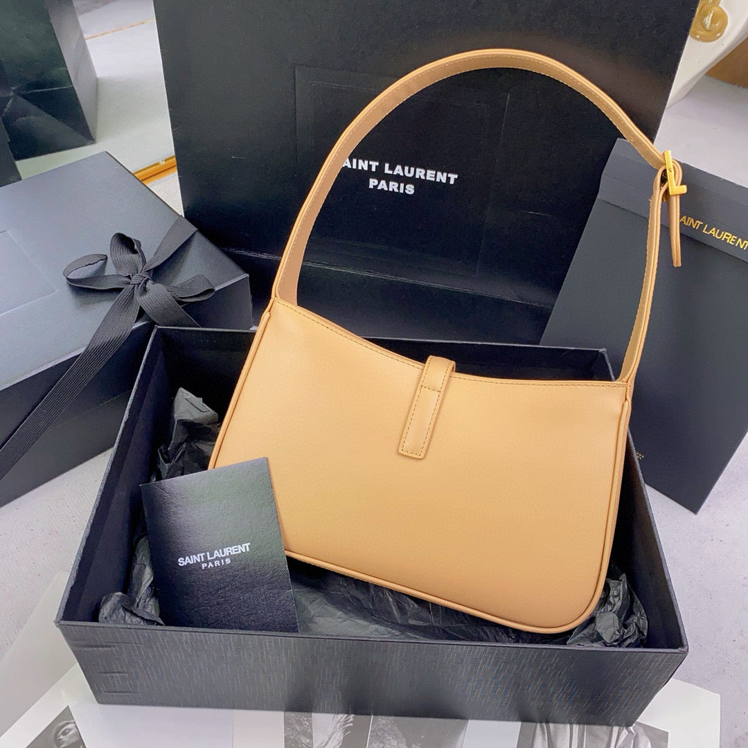 Braune und hellorange Tasche
