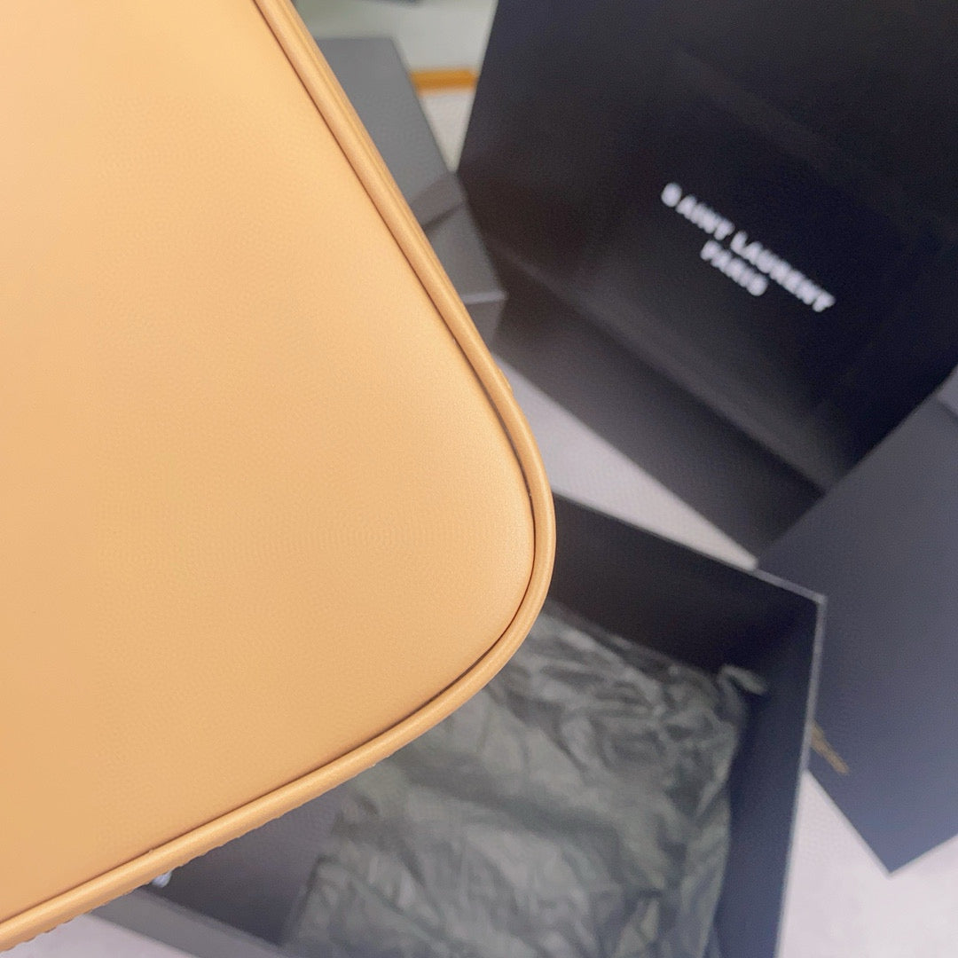 Braune und hellorange Tasche