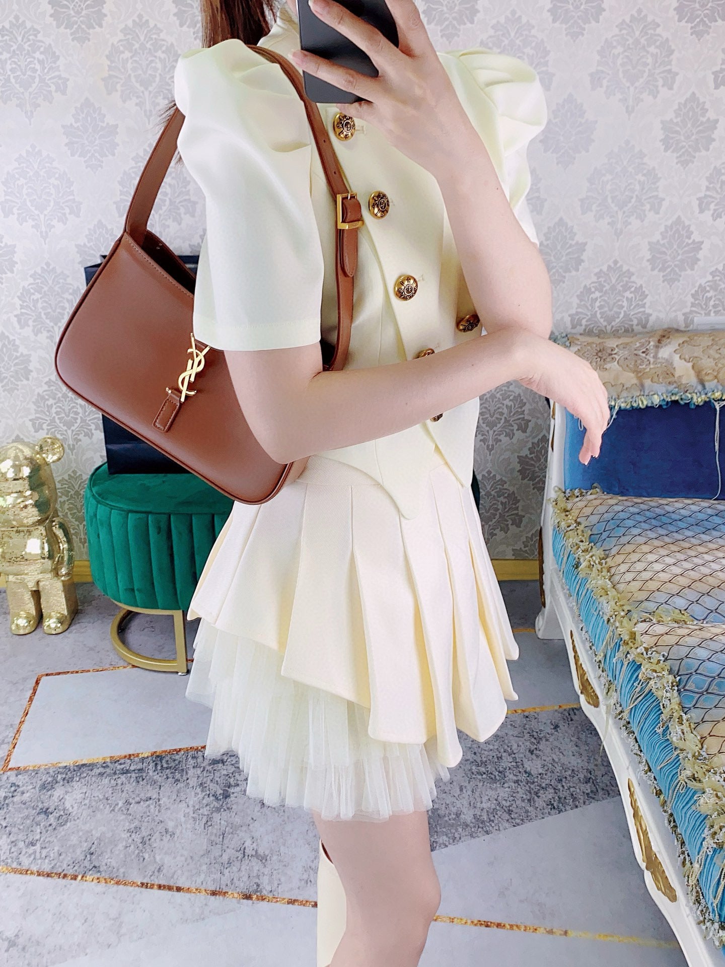 Braune und hellorange Tasche