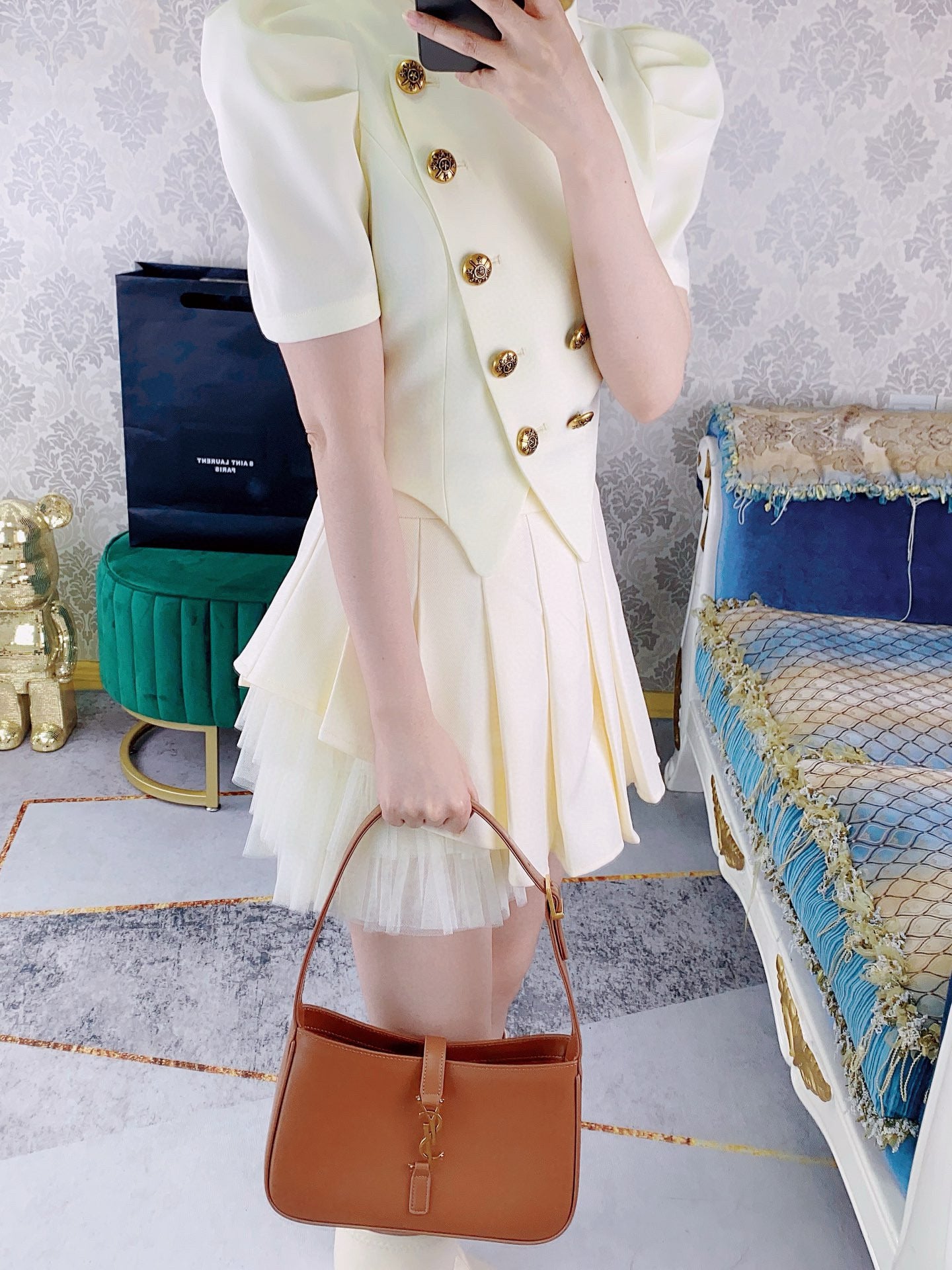 Braune und hellorange Tasche