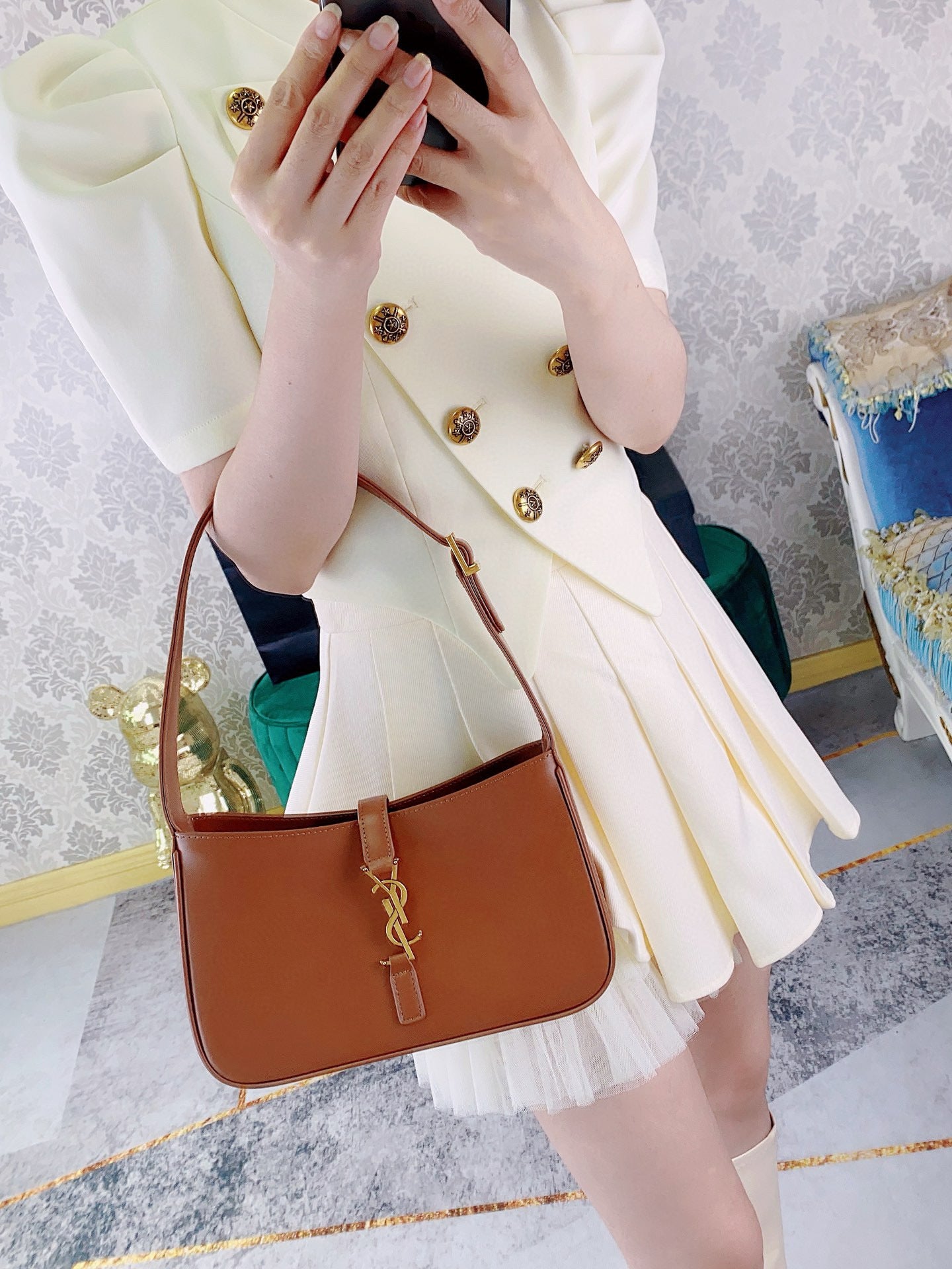 Braune und hellorange Tasche