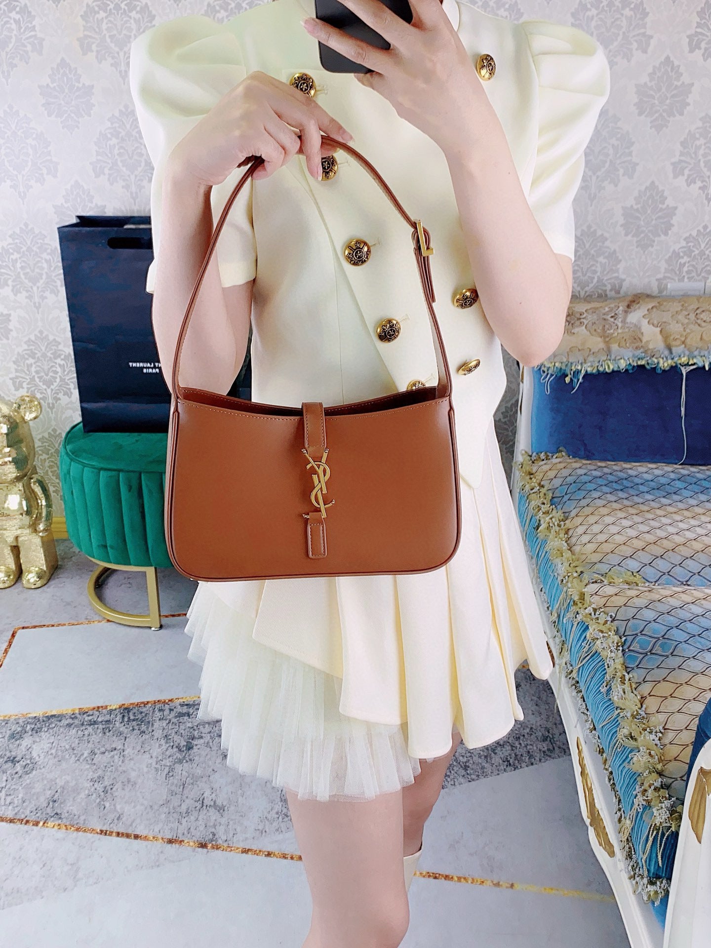 Braune und hellorange Tasche