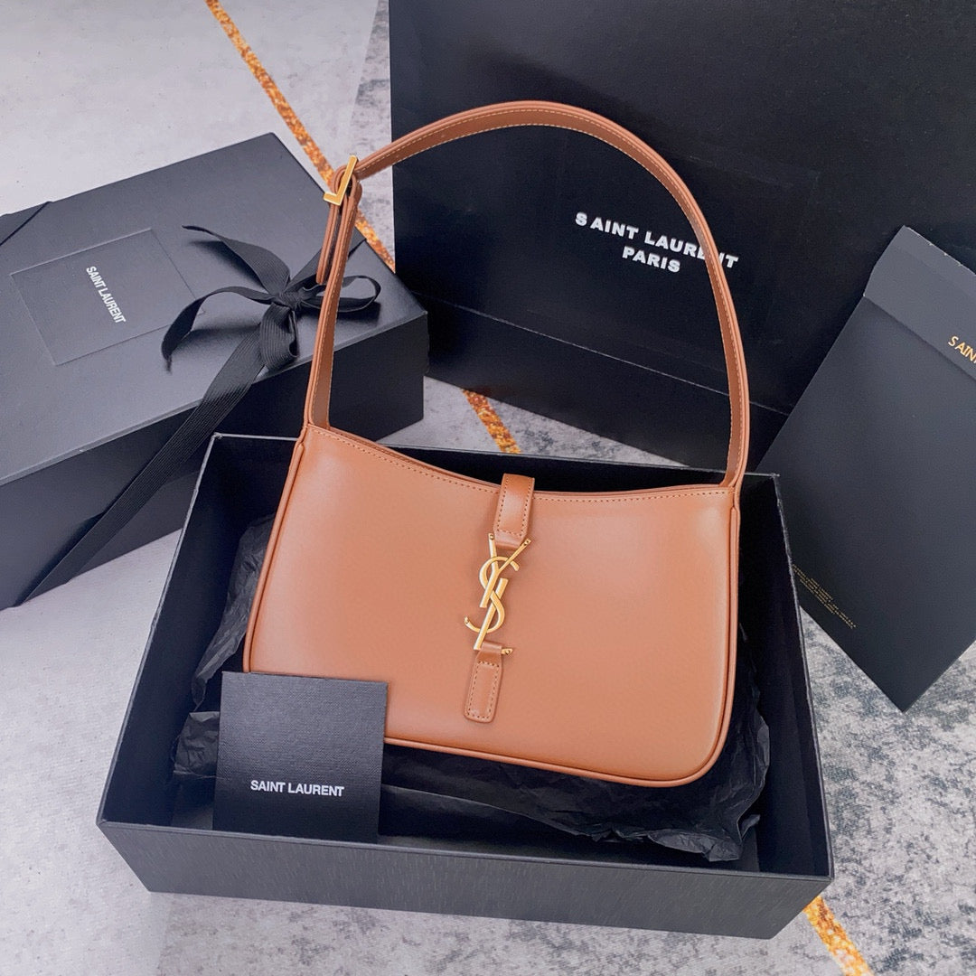 Braune und hellorange Tasche