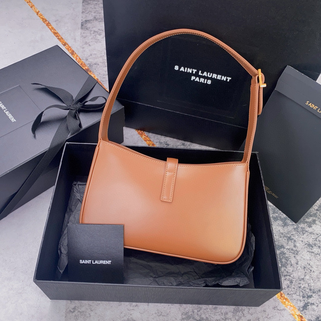 Braune und hellorange Tasche