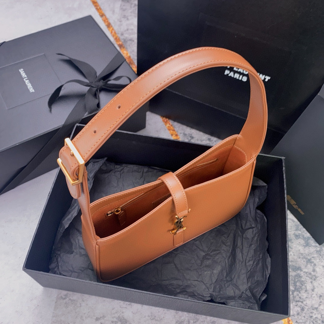 Braune und hellorange Tasche