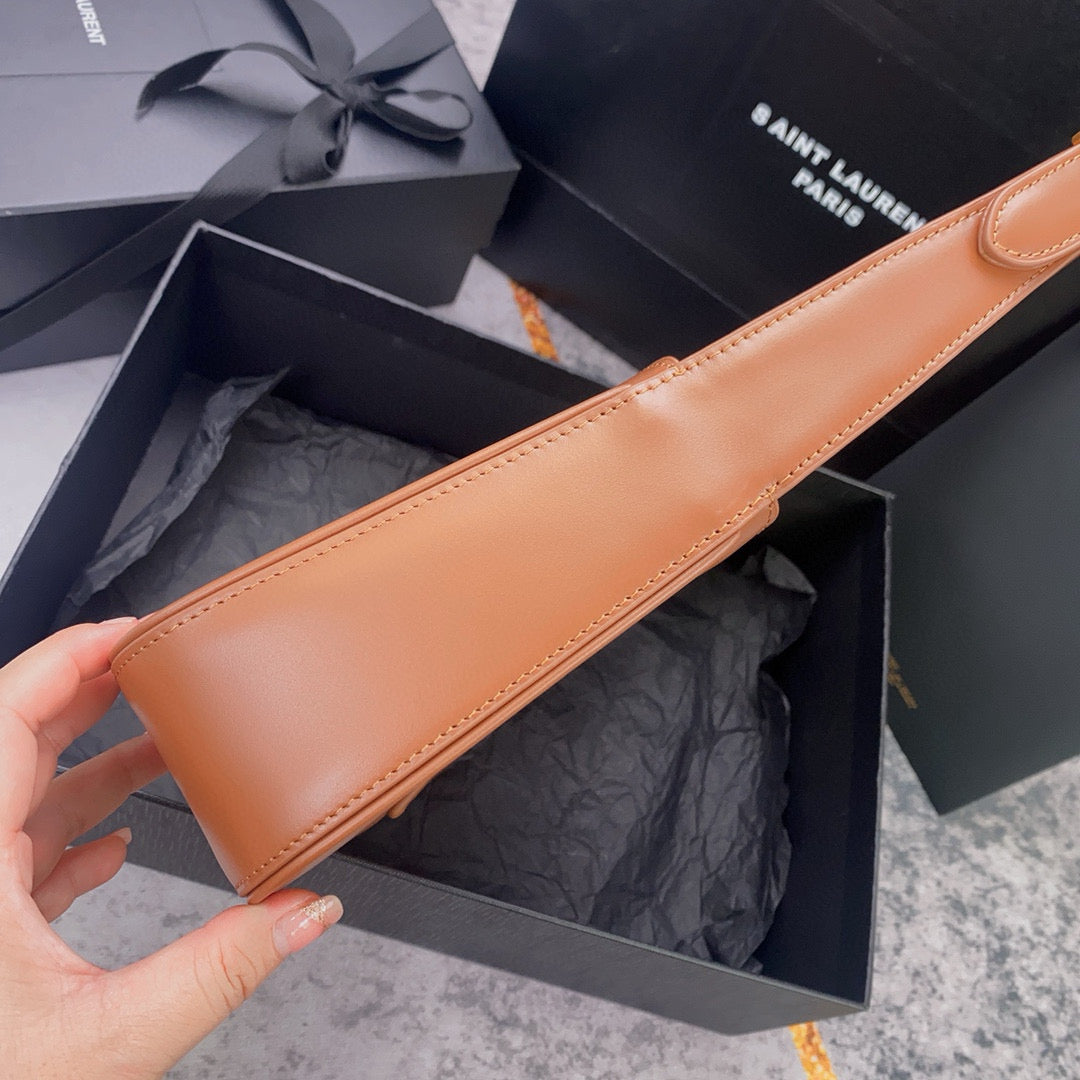 Braune und hellorange Tasche