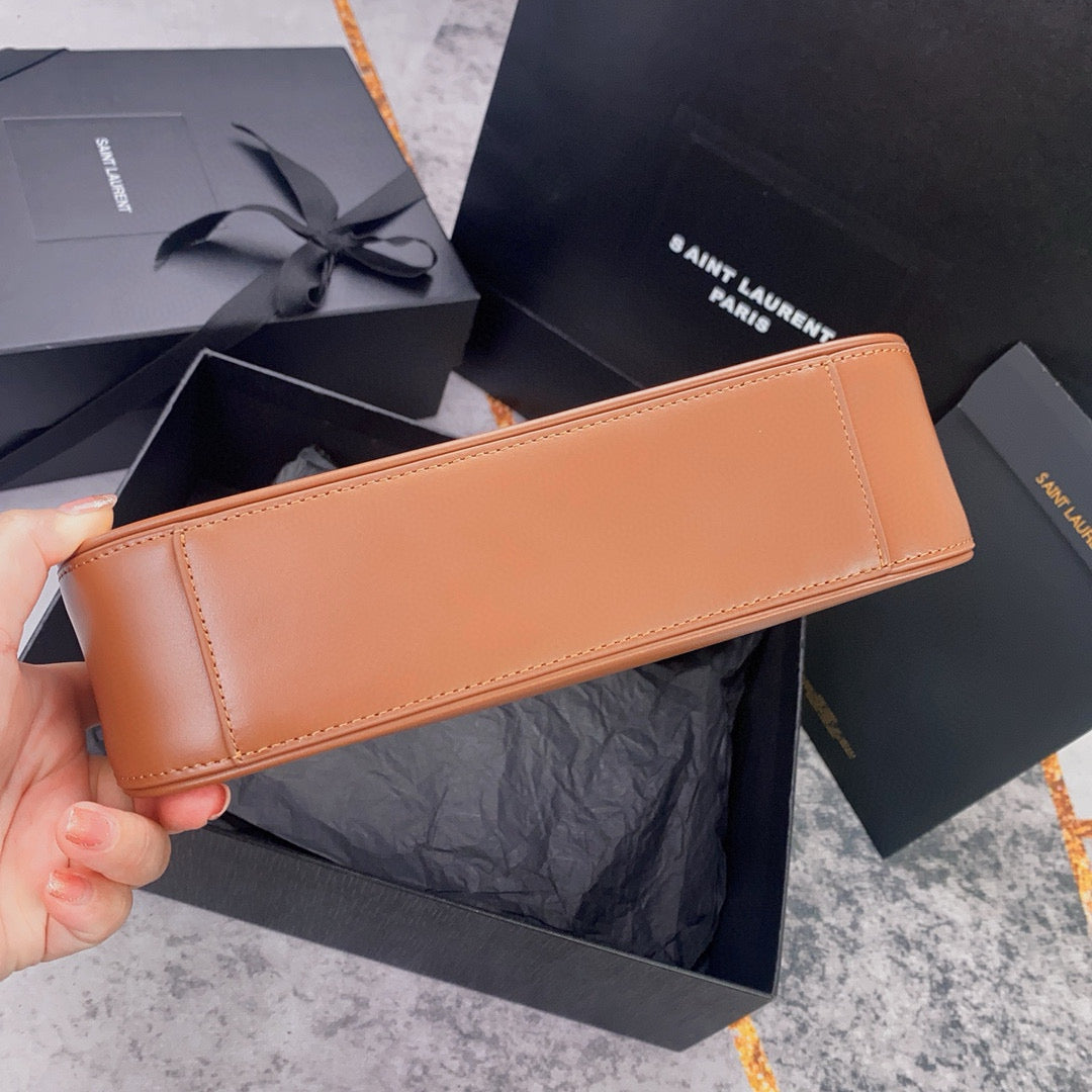 Braune und hellorange Tasche