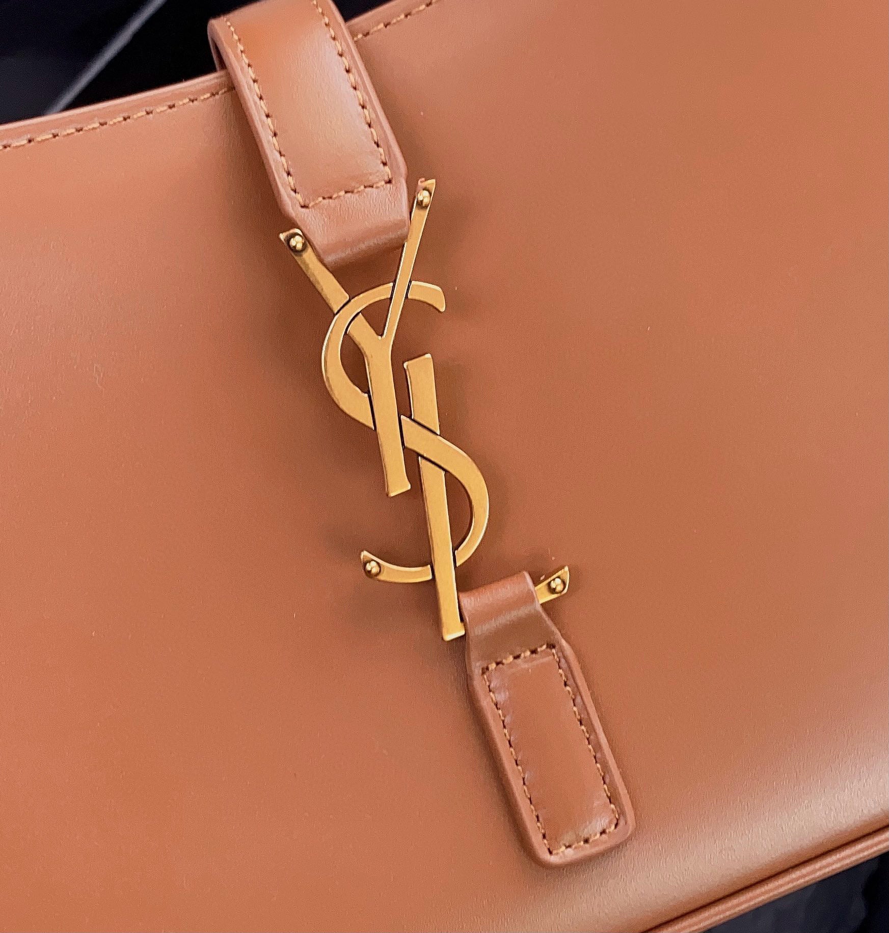 Braune und hellorange Tasche