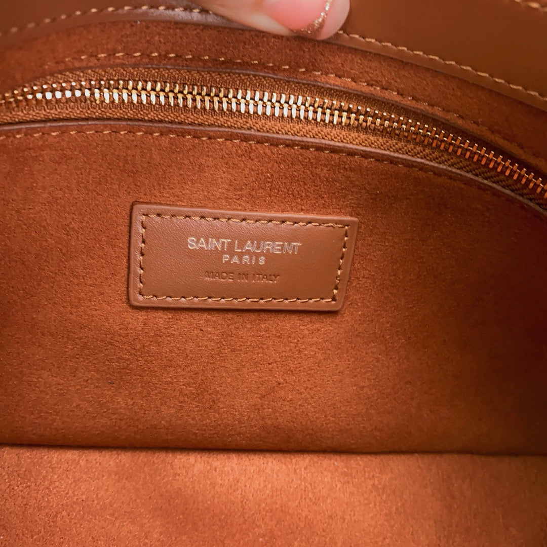 Braune und hellorange Tasche