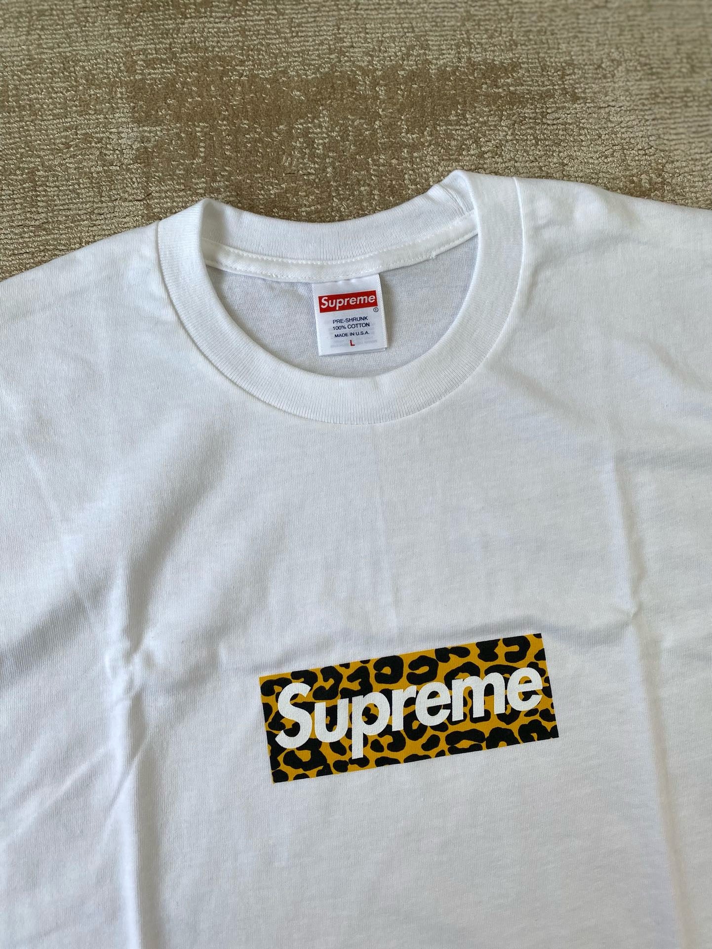 weißes T-Shirt