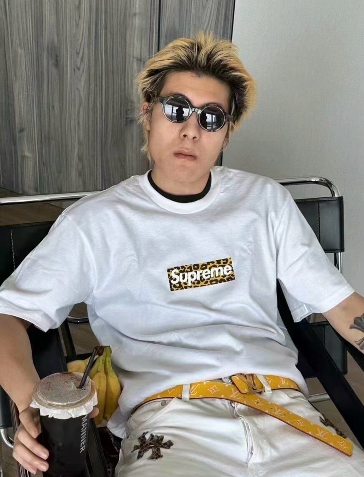 weißes T-Shirt