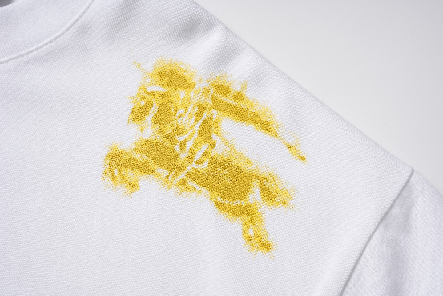 Schwarz-weißes T-Shirt