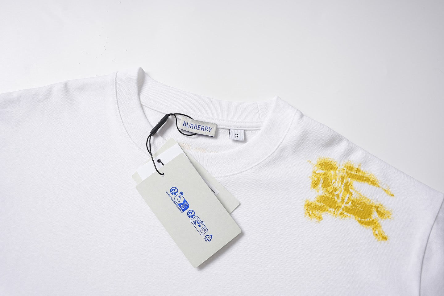 Schwarz-weißes T-Shirt