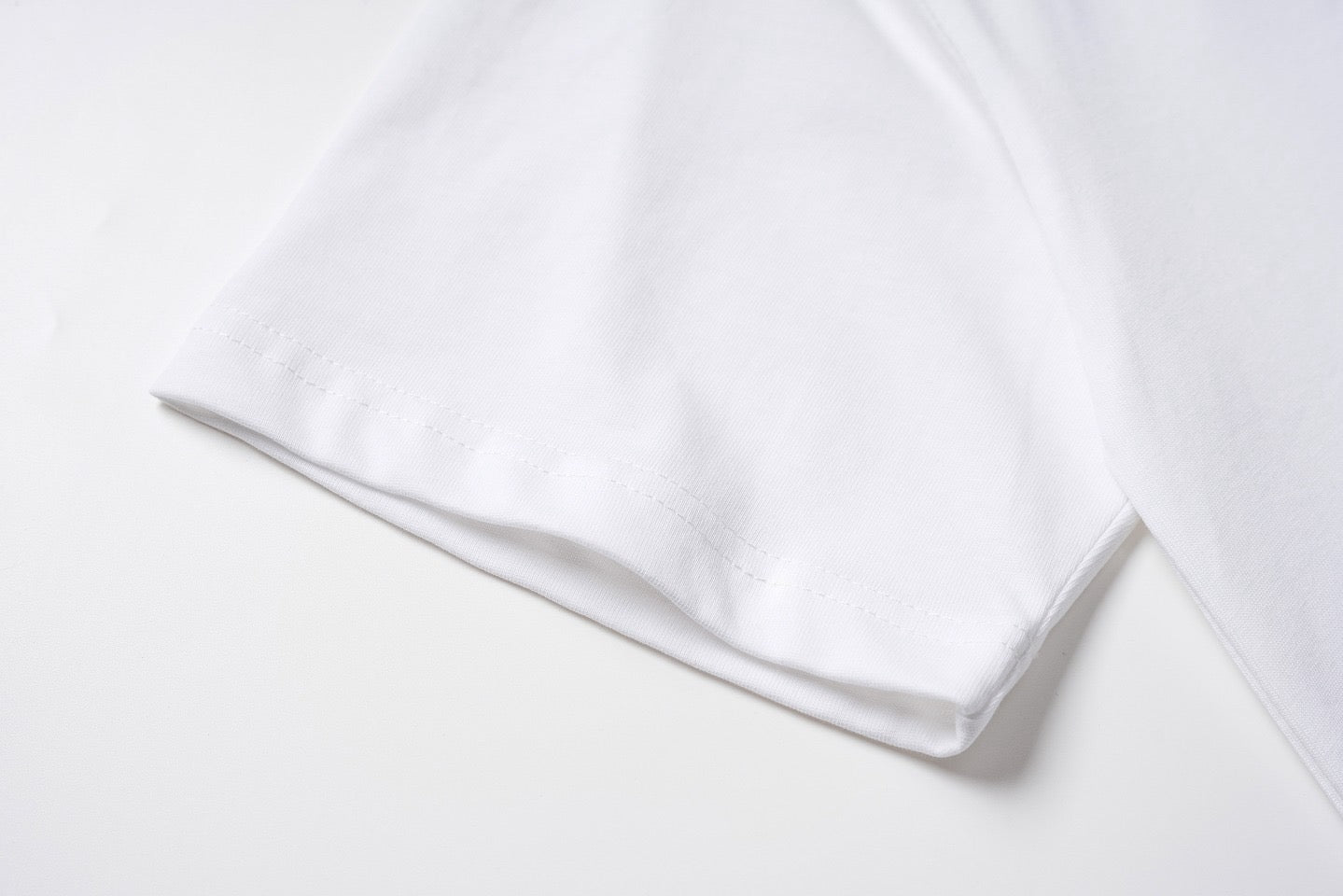 Schwarz-weißes T-Shirt