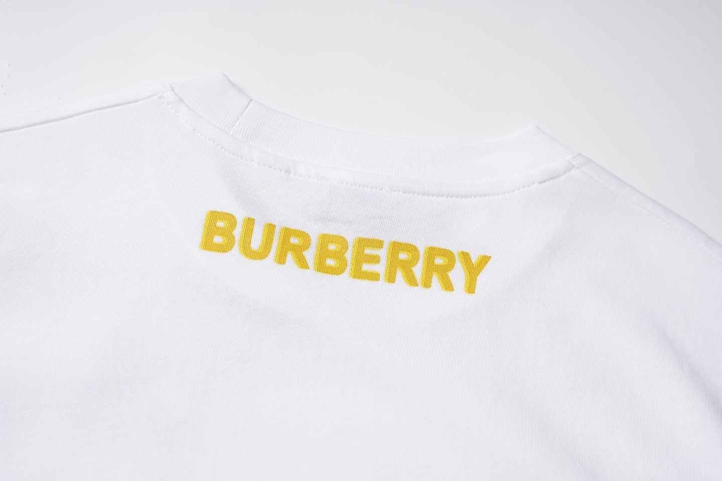 Schwarz-weißes T-Shirt