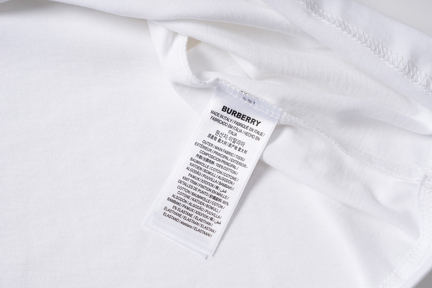 Schwarz-weißes T-Shirt