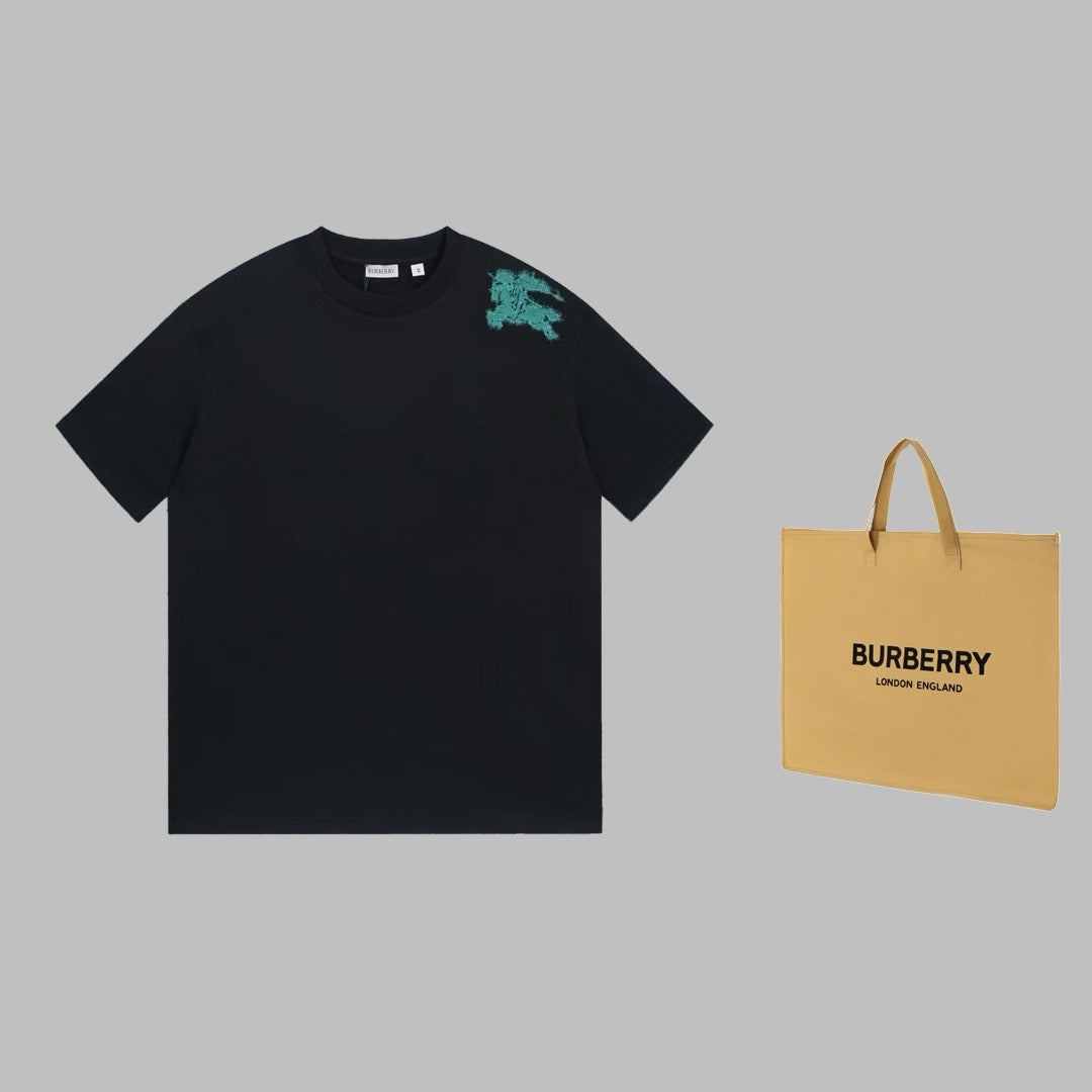 Schwarz-weißes T-Shirt