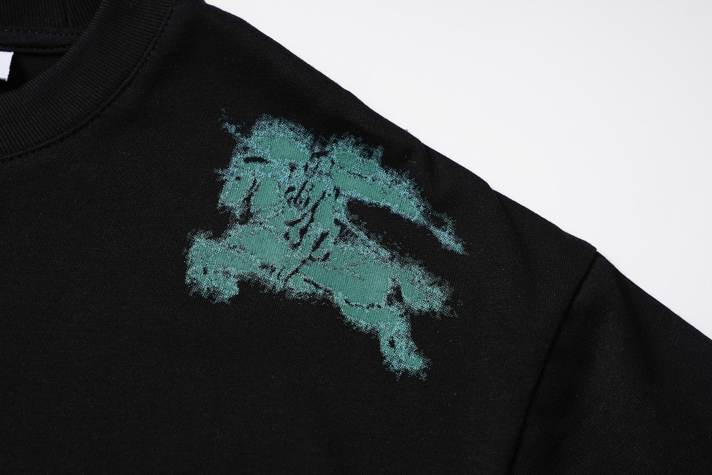 Schwarz-weißes T-Shirt