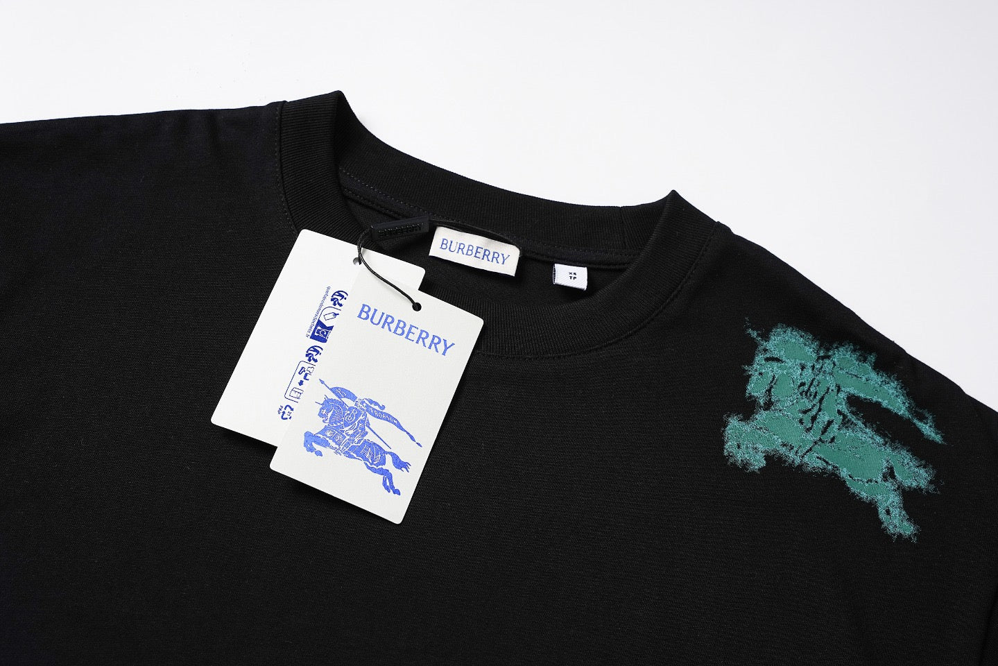 Schwarz-weißes T-Shirt
