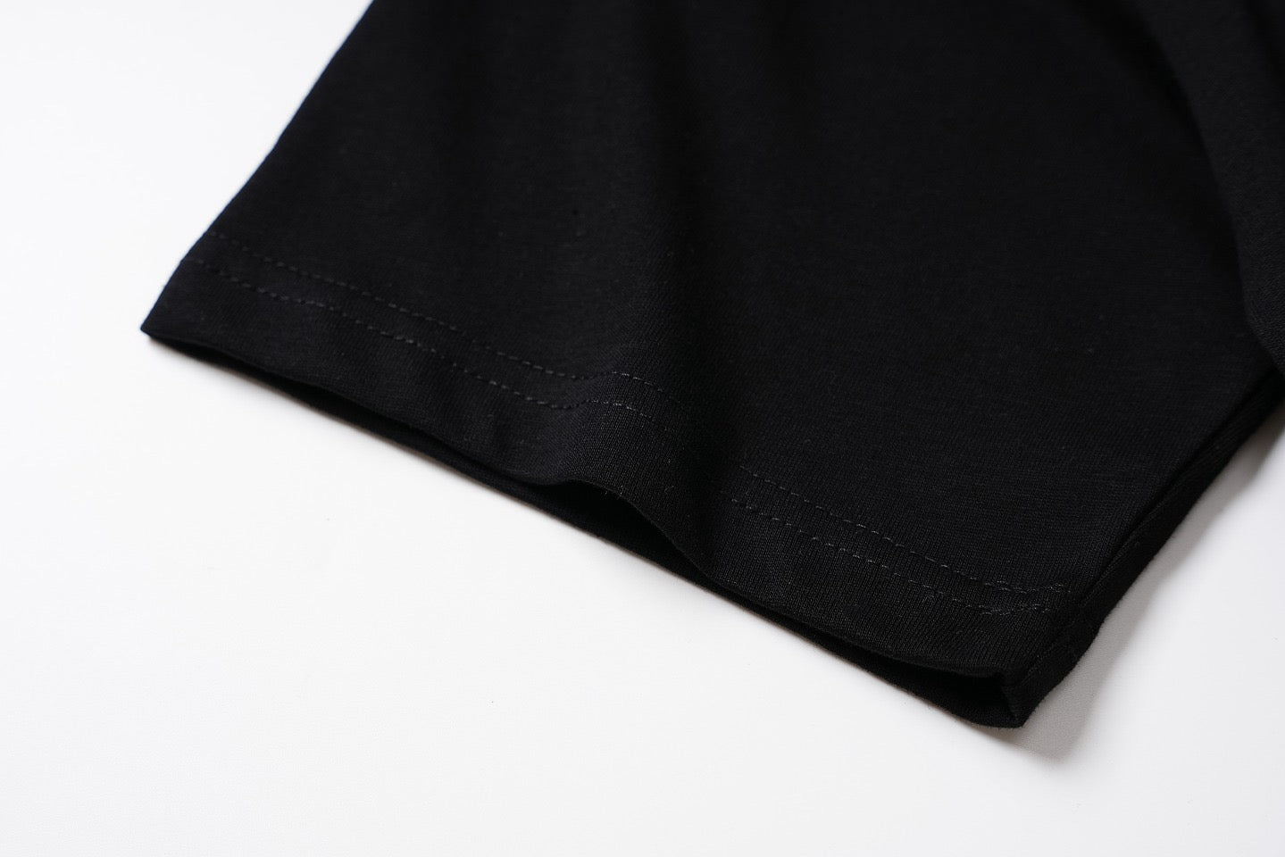 Schwarz-weißes T-Shirt