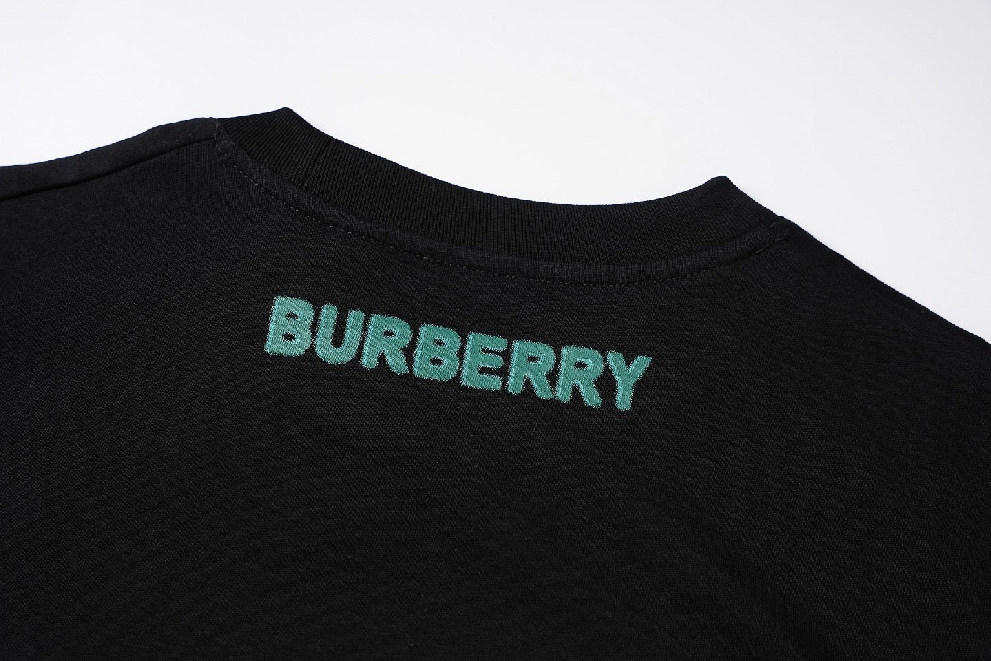 Schwarz-weißes T-Shirt