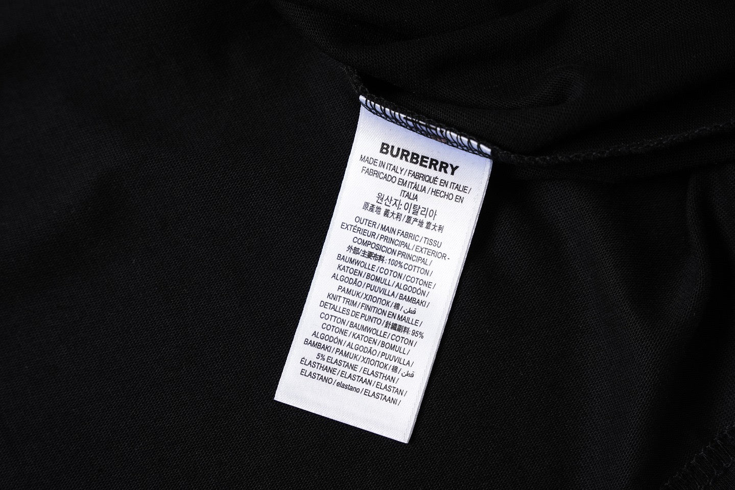 Schwarz-weißes T-Shirt