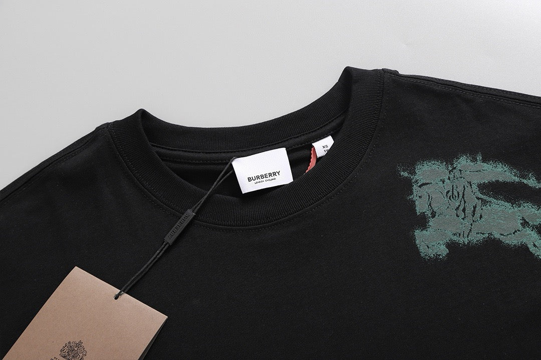 Schwarz-weißes T-Shirt