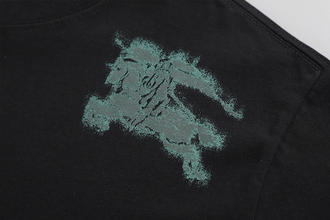 Schwarz-weißes T-Shirt