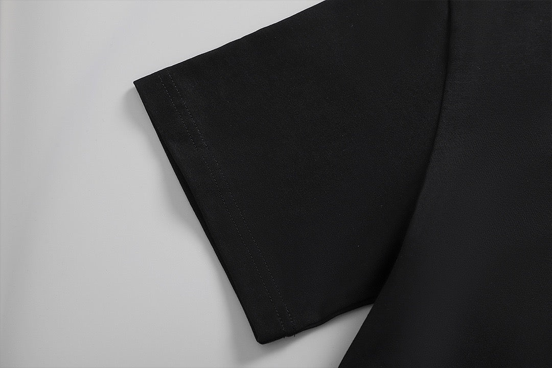 Schwarz-weißes T-Shirt